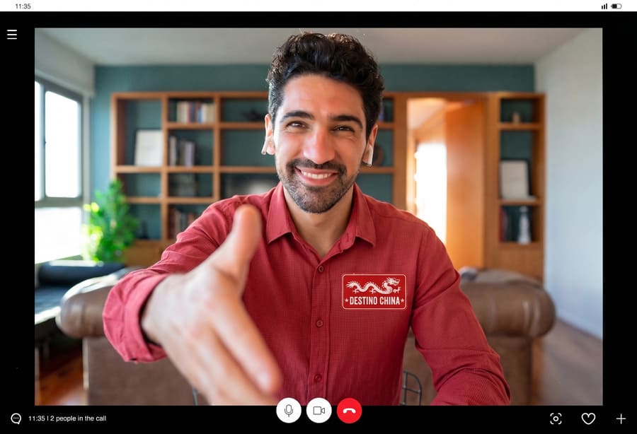 hombre extendiendo la mano en una videollamada como asesor de viaje