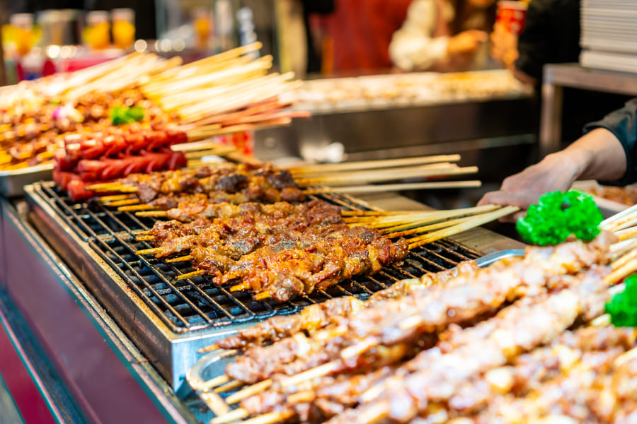 brochetas de carne sobre fuego, comida china