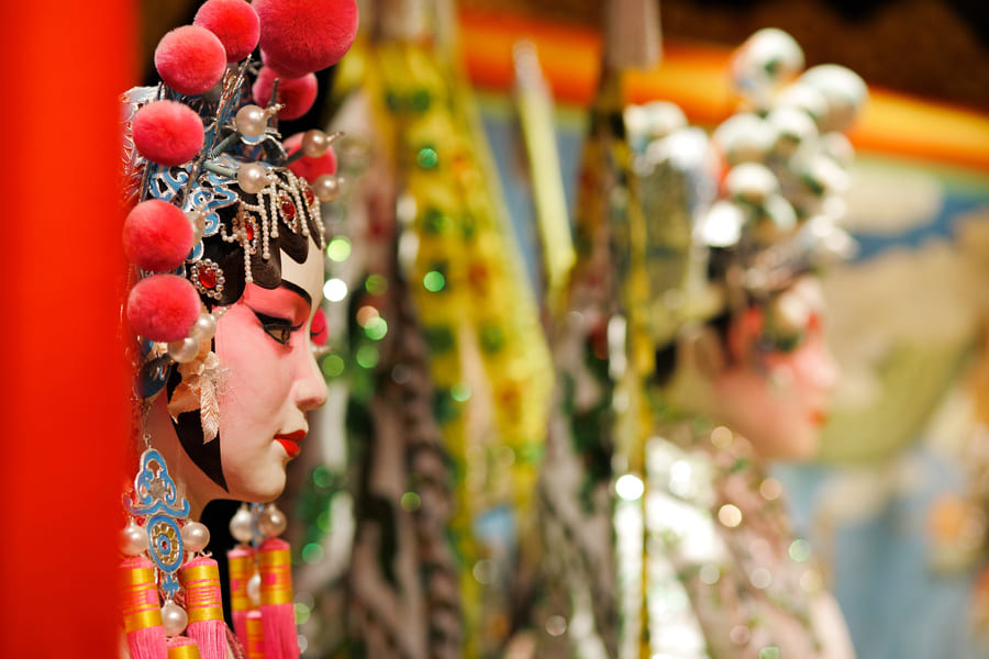 dos mujeres en escenografia del teatro de pekin, china